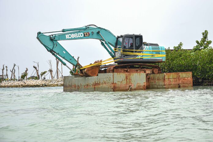 Aktifitas-pengerukan-pasir-ilegal-di-Pulau-Pari-Kepulauan-Seribu-DKI-Jakarta