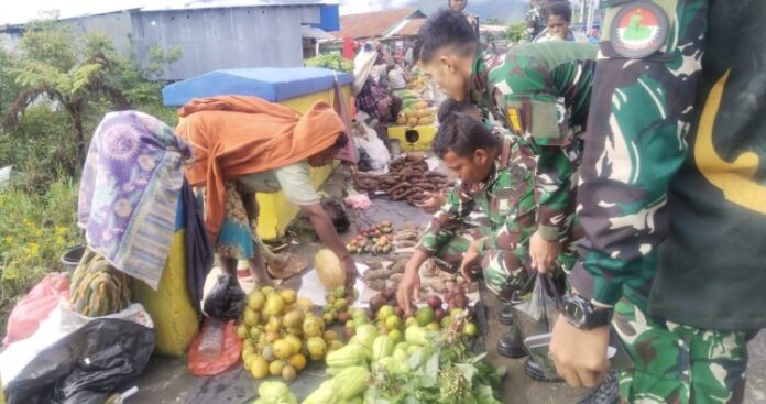 Bantu Tingkatkan Perekonomian Masyarakat, Satgas Yonif 756_WMS Borong Hasil Bumi Warga di Wilayah Perbatasan
