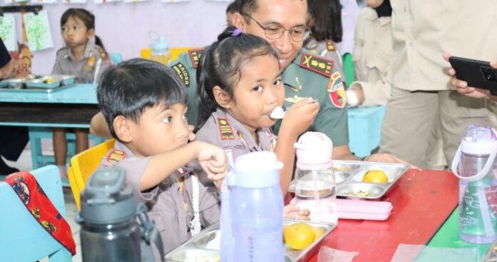 Dandim 0804_Magetan Bersama Forkopimda Dampingi Pemberian Uji Coba Makanan Bergizi Gratis