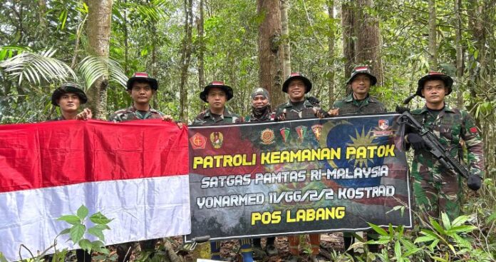 Garda Terdepan Kedaulatan Negara, Satgas Pamtas Yonarmed 11 Kostrad Laksanakan Patroli Patok Perbatasan RI-Malaysia