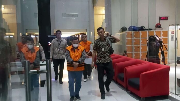 KPK-resmi-menahan-Kabid-Bina-Marga-PUPP-Situbondo-dan-Bupati-Situbondo