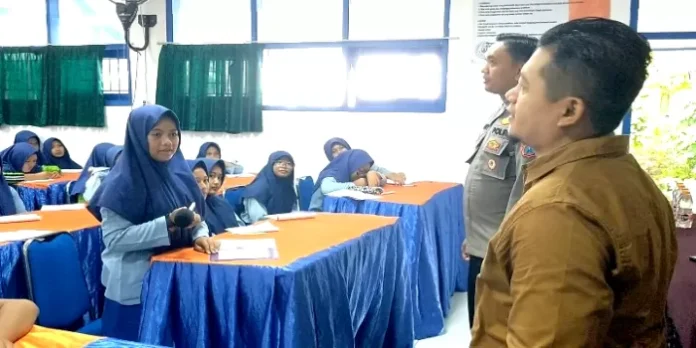 Kasat Resnarkoba Polres Sampang Laksanakan Binluh Bahaya Narkoba ke Pelajar