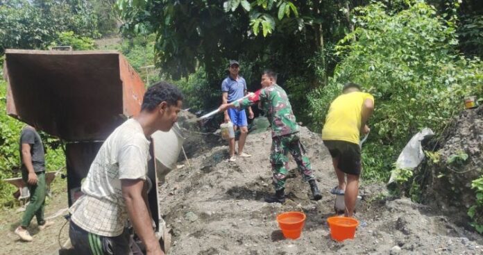 Kehadiran TNI di Tengah Masyarakat Babinsa Kodim 1401_Majene dan Warga Gotong Royong Perbaikan Jalan