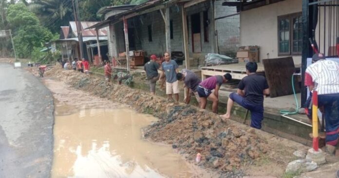 Kodim 1418_Mamuju Gelar Aksi Pembersihan Selokan untuk Lindungi Wilayah dari Banjir dan Wabah