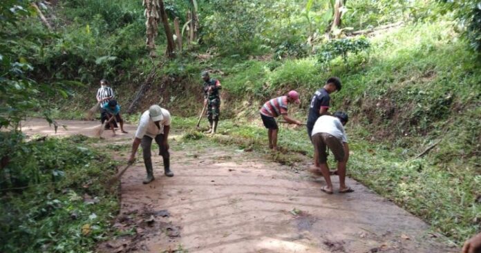 Kodim 1428_Mamasa Bersama Warga Bersihkan Jalan Desa