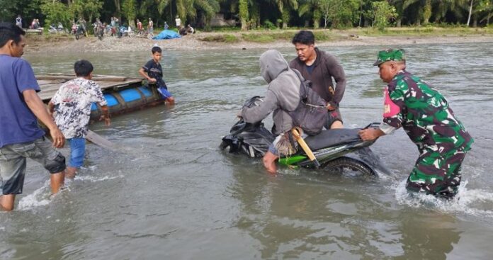 Kodim Pasangkayu Sigap Bantu Warga Menyeberang Sungai di Dusun Kanan Tuo