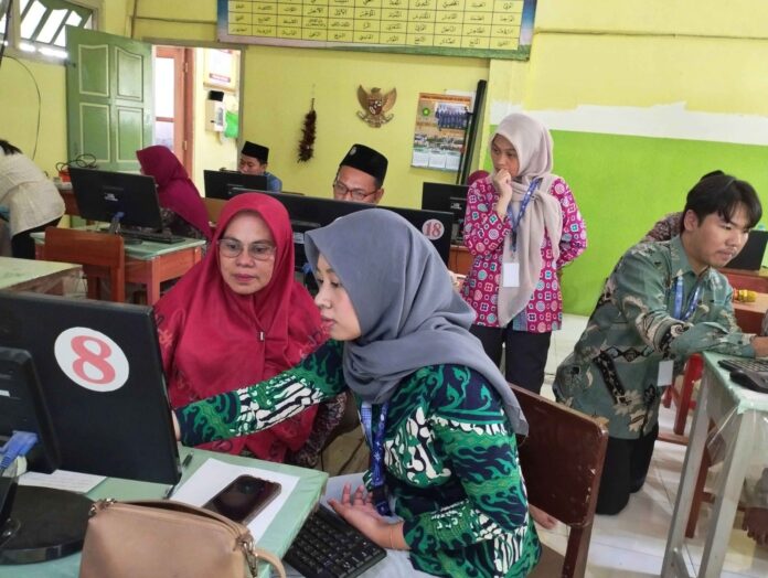 Mahasiswa-KKN-BBK-5-Unair-mengenalkan-Artificial-Intelligence-(AI)-kepada-guru-MI-Nurul Ulum-Bungah-Gresik