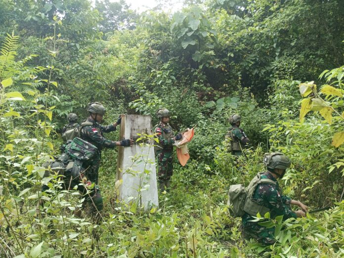 Pastikan Keutuhan Wilayah NKRI, Satgas Yonif 512_QY Gelar Patroli Patok Batas Negara di Distrik Yaffi