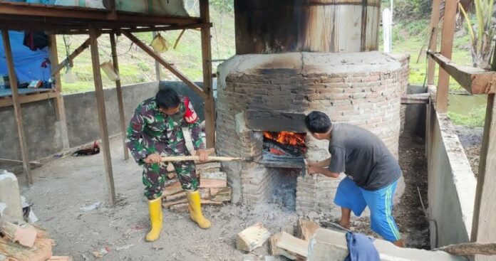 Penyulingan Minyak Nilam Babinsa Kodim 1401_Majene Hadir di Tengah Petani