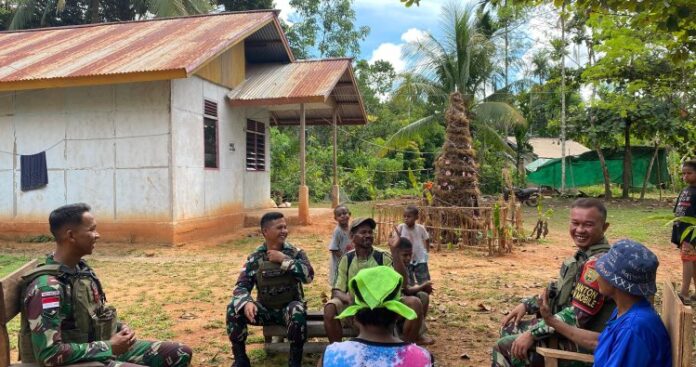 Perkuat Silaturahmi, Satgas Yonif 144_Jaya Yudha Anjangsana ke Kediaman Kepala Kampung di Distrik Asikie