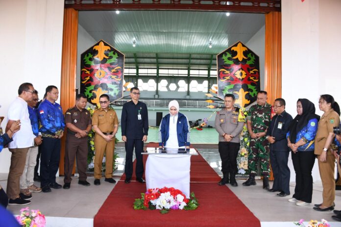 Pj-Bupati-Pulang-Pisau-Nunu-Andriani-secara-resmi-membuka-GOR-Pandahen-Bereng