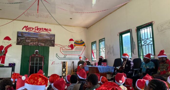 Prajurit Buaya Putih Kostrad Ibadah Natal Bersama Masyarakat Kampung Wako