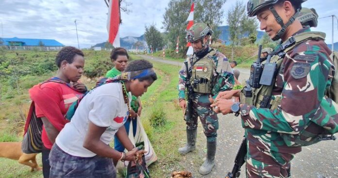 ROSITA HABEMA Satgas Yonif 509 Borong Hasil Tani, Bantu Ekonomi Warga Yalai