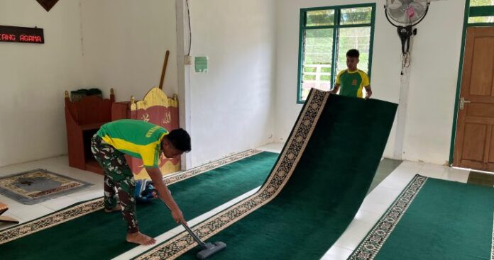 Satgas Pamtas Yonarmed 11 Kostrad Gelar Karya Bhakti Pembersihan Masjid di Desa Sekaduyan Taka