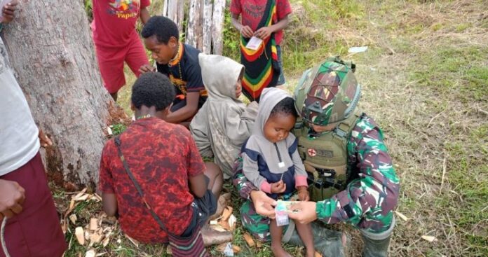 Satgas Yonif 323 Kostrad Laksanakan Anjangsana dan Beri Pengobatan Gratis