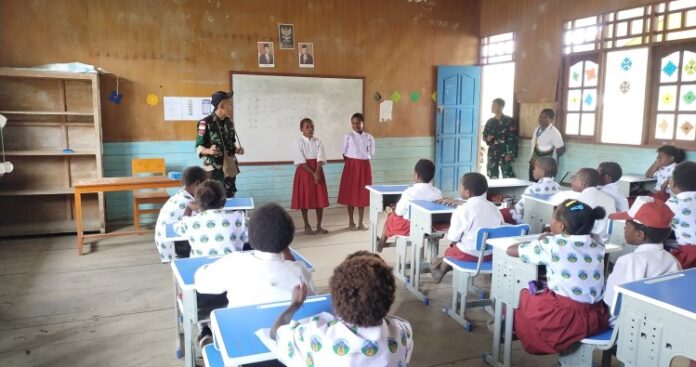 Satgas Yonif 756_WMS Laksanakan Kegiatan Mengajar Sebagai Tenaga Pendidik Sekolah di Wilayah Perbatasan Papua