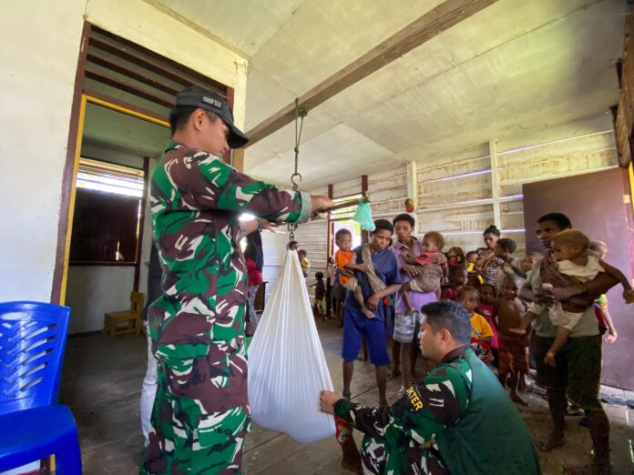 Tingkatkan Imunisasi Balita, Satgas Yonif 512_QY Peduli Kesehatan Balita di Kampung Yabanda