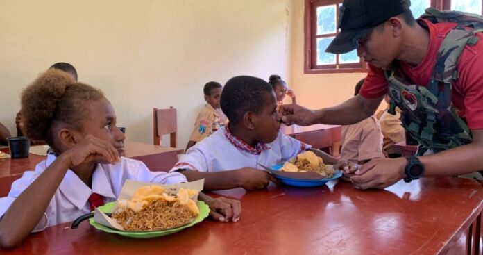 Anak-Anak SD Berseri, Makan Siang Gratis dari Satgas Yonif 501_BY Bawa Kebahagiaan dan Dukungan Gizi