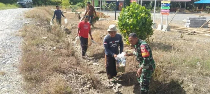 Cegah Banjir, Babinsa Kodim 1427_Pasangkayu dan Warga Bersatu Bersihkan Parit