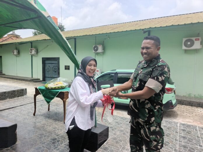 Dandim 0602_Serang Serahkan Mobil Operasional kepada Ketua Persit Cabang XXIV