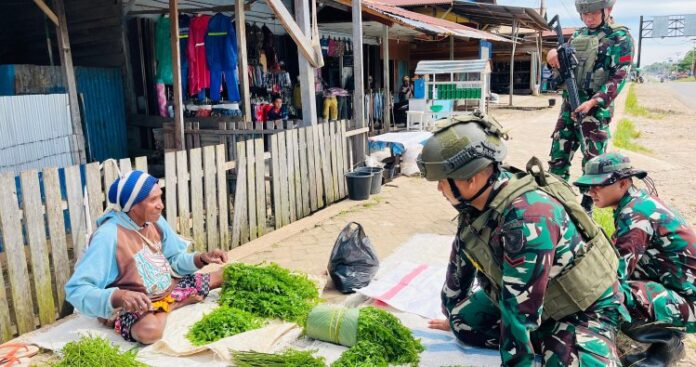 Demi Mendukung Ekonomi Masyarakat, Satgas Yonif 144_Jaya Yudha Borong Hasil Pertanian di Pasar Tanah Merah