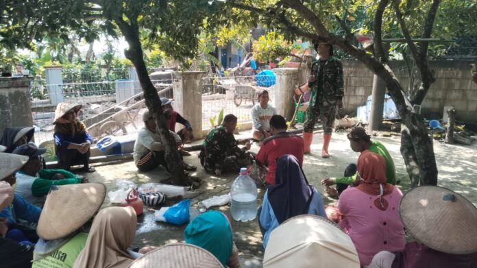 Kedekatan Terlihat Saat Istirahat, Satgas TMMD Reguler Ke-123 Kodim Demak Bersama Warga