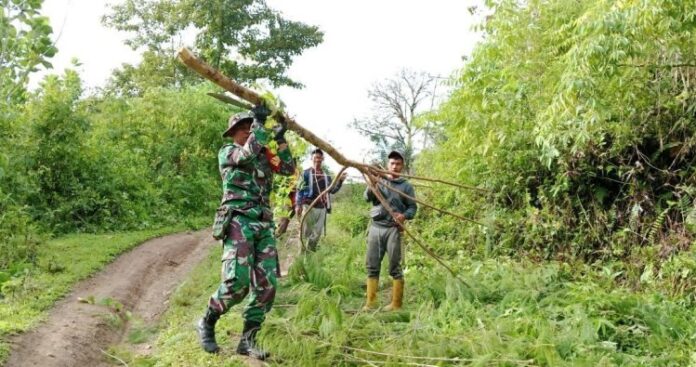 Kemanunggalan TNI-Rakyat Babinsa Koramil-04 Kodim 1401_Majene Bersama Warga Laksanakan Kerja Bakti