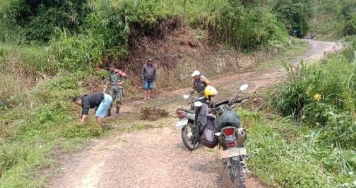 Kodim 1428_Mamasa Bersama Warga Lakukan Pembersihan Jalan yang Tertutup Rumput