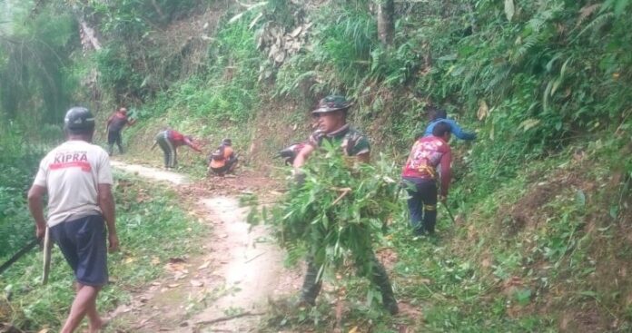 Kodim 1428_Mamasa dan Warga Bersihkan Jalan Tani