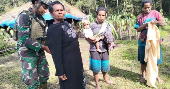 Masyarakat Bahagia, Satgas TNI Habema Salurkan Pakaian untuk Warga Papua