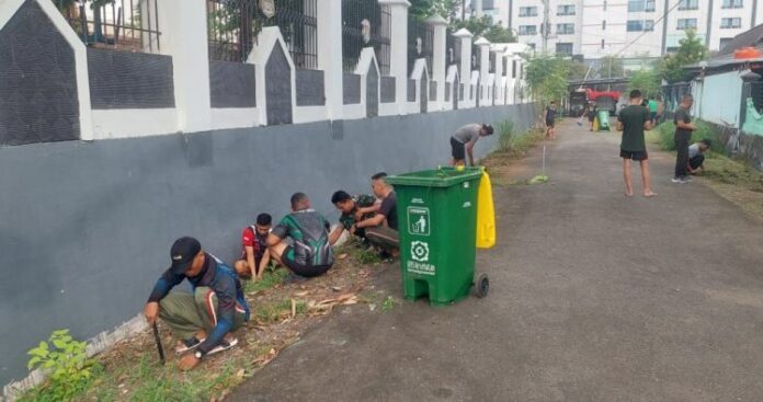 Peduli Lingkungan, Personel Kodim 1418_Mamuju Lakukan Pembersihan Saluran Air Asrama