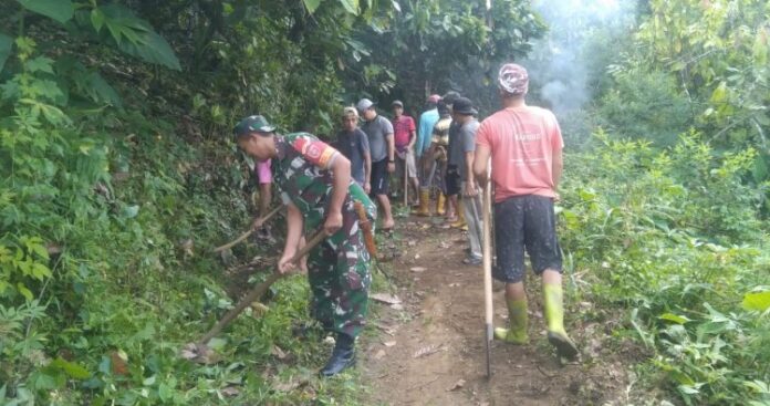 Personel Kodim 1402 Polman Bersama Masyarakat Perbaiki Jalan Tani