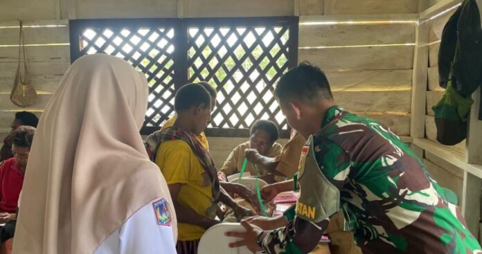 Satgas Yonif 144_Jaya Yudha Gelar Posyandu di Kampung Tinggam