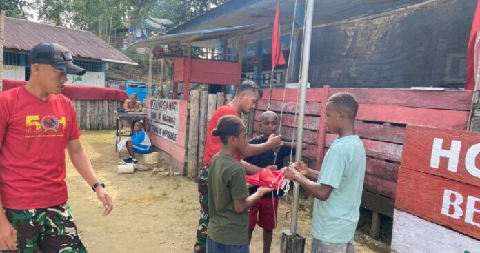 Satgas Yonif 501_BY Melatih Baris Berbaris Siswa SD di Kampung Faankario