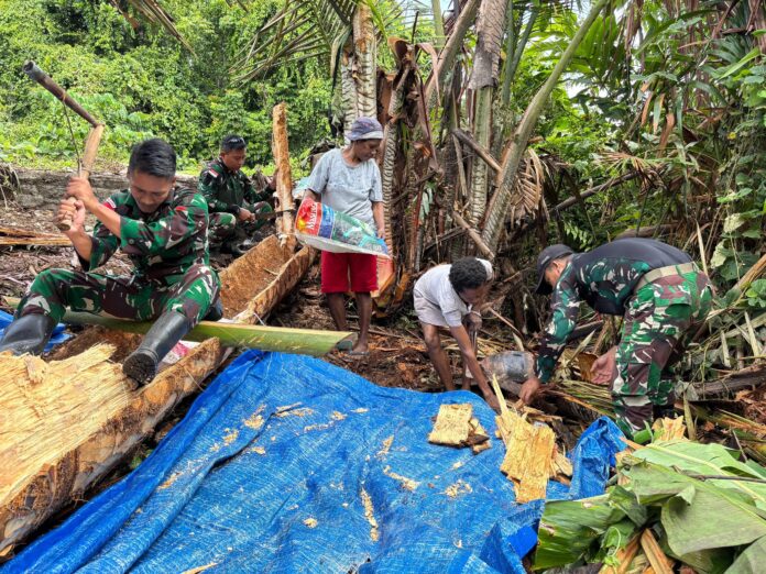Selalu Hadir di Tengah Masyarakat, Satgas Yonif 512_QY Bersama Warga Mengolah Sagu di Kampung Woslay