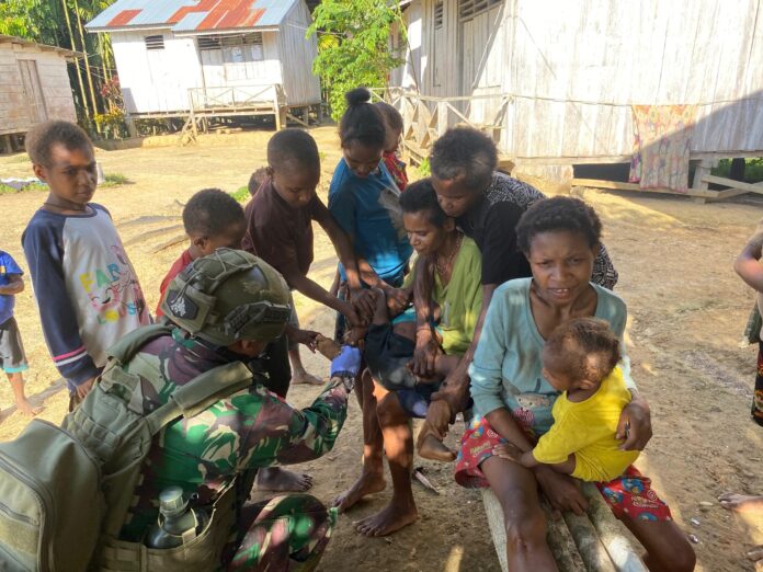 Tanggap dan Respon Cepat, Satgas Yonif 512_QY Obati Luka Warga di Kampung Yabanda