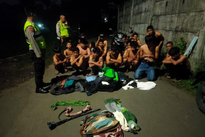 18-remaja-terlibat-perang-sarung-di-Singosari-dibubarkan-jajaran-Polres-Malang