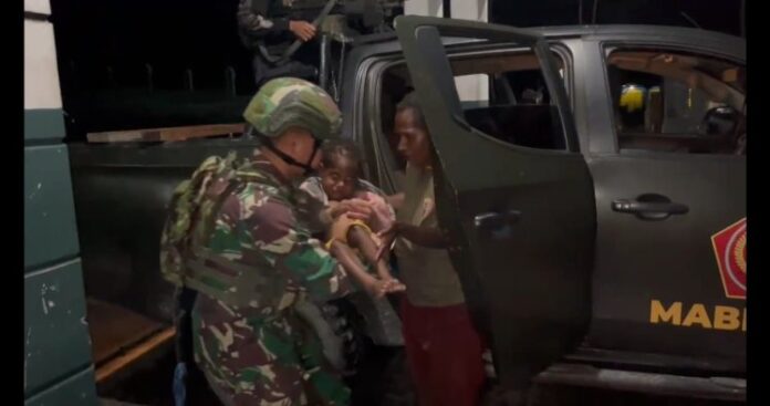 Aksi Heroik, Satgas Yonif 715_Mtl Evakuasi Anak Papua ke Rumah Sakit