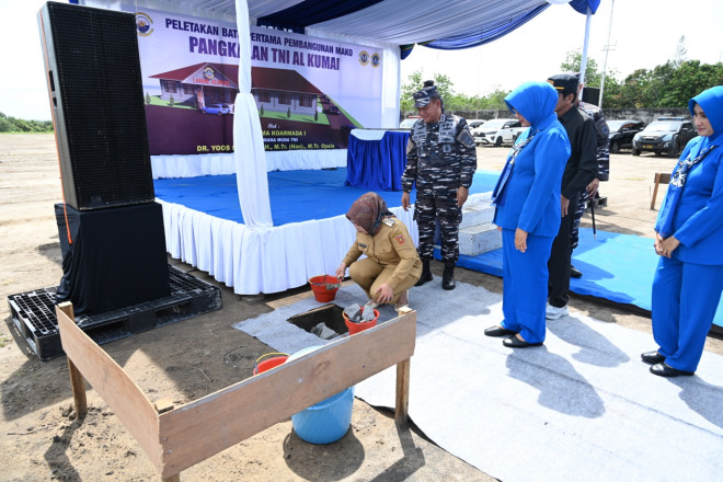 Bupati-Kotawaringin-Barat-Nurhidayah-ketika-meletakan-batu-pertama-pembangunan-Mako-TNI-AL-Kumai