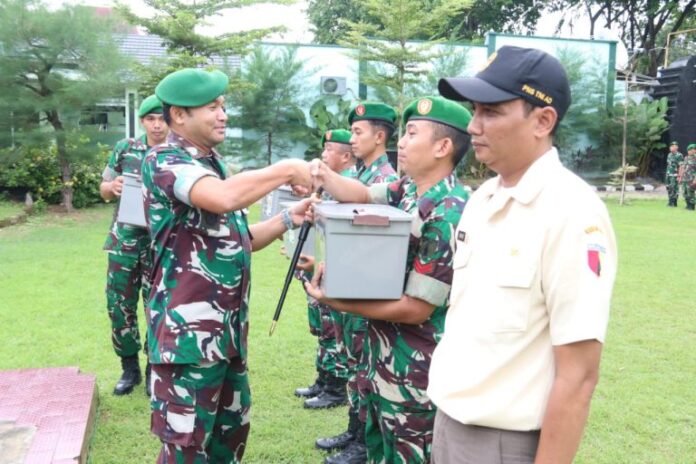 Dandim-0827-Sumenep-Letkol-Inf-Yoyok-Wahyudi-membagikan-bingkisan-Lebaran-1446 H-2025-M-kepada-seluruh-prajurit-dan-PNS-Kodim-setempat