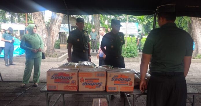 Dandim Klungkung Serahkan Bingkisan Hari Raya Idul Fitri dan Nyepi