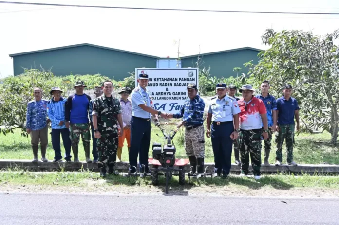 Danlanud-RSA-Natuna-Kolonel-Pnb-I-Ketut-Adiyasa-Ambara-menyerahkan-bantuan-hand tractor-untuk-mendukung-pengelolaan-lahan-pertanian