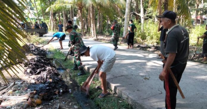 Dipenuhi Sampah, Personel Kodim 1402_Polman Bersama Warga Bersihkan Saluran Drainase