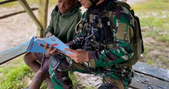Gubuk Baca Prajurit 432 Koops Habema Permen Manis yang Membuka Pintu Ilmu di Mbua Papua
