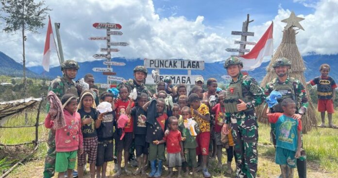 Hangatkan Hati Anak Papua, Satgas Yonif 700_WYC Salurkan Pakaian dan Makanan Manis