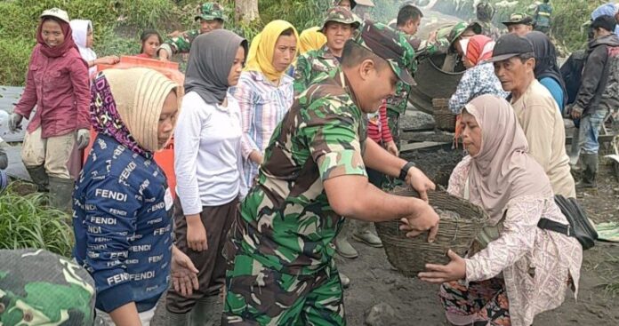 Ibu-Ibu Berperan Aktif dalam Sukseskan Program TMMD