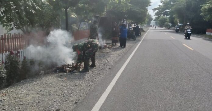 Jum'at Bersih Personel Kodim 1402 Polman Bersama Masyarakat Membersihkan Lingkungan