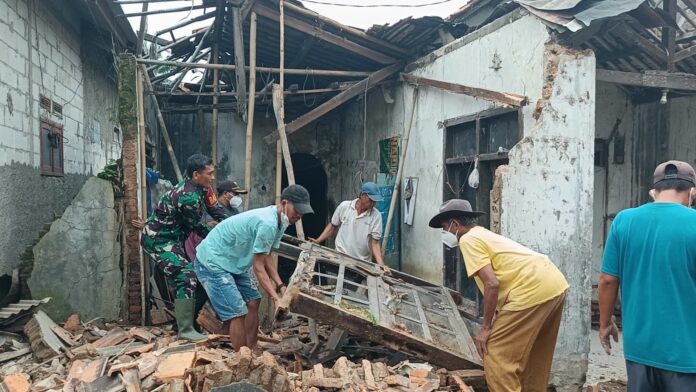 Kodim 0602_Serang Bersama Pemkab Serang dan Baznas Membangun 10 Unit Rumah Layak Huni