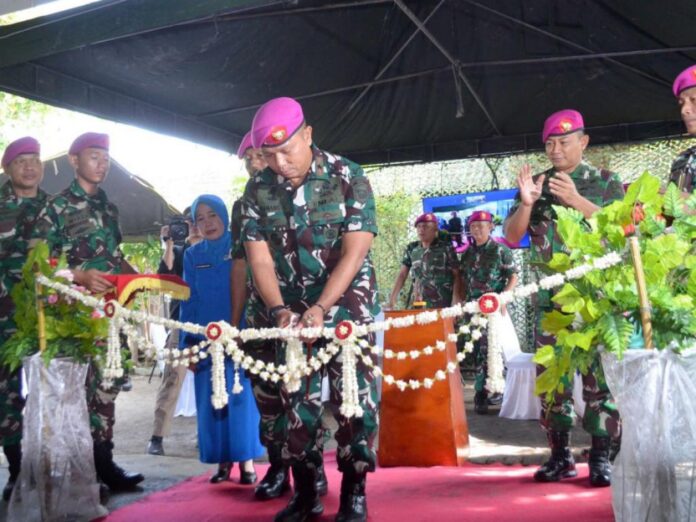 Komandan-Pasmar-2-Brigjen-TNI-(Mar)-Nanang-Saefulloh-meresmikan-bedah-rumah-Sertu-Marinir-Samta-anggota-Yonif-3-Marinir