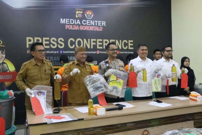 Konfrensi-pers-di-Mapolda-Gorontalo-terkait-penjualan-minyak-goreng-oplosan-bersubsidi